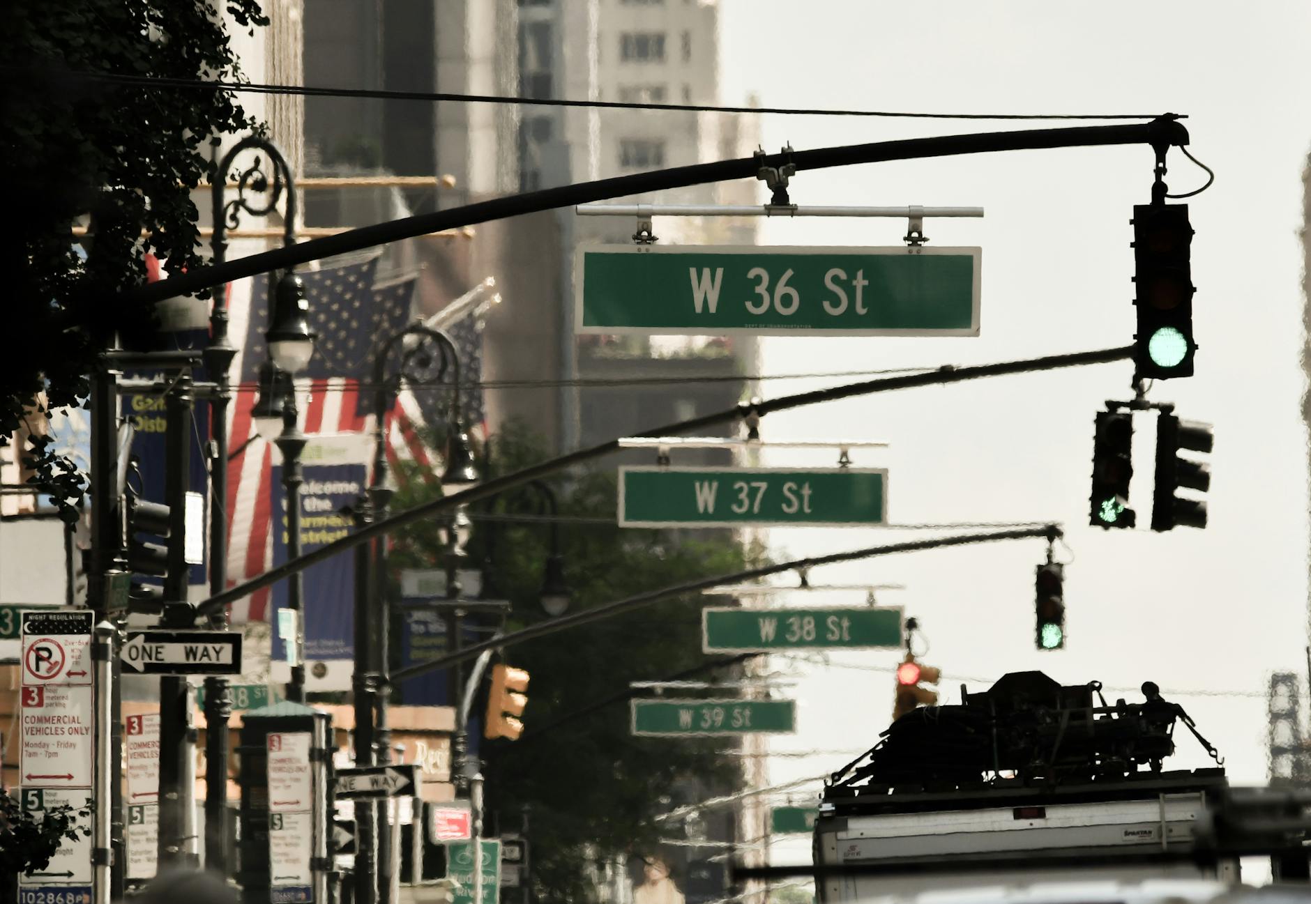 Herb Gdańska na tle nowoczesnych budynków symbolizujący inwestycje w mieście