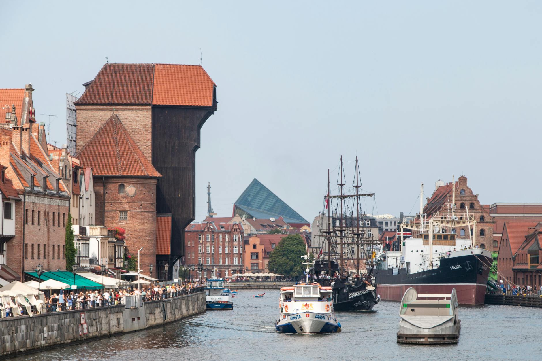 Policjanci odzyskujący skradzione przedmioty w Gdańsku, obok zdjęcie postoju taksówek pod dworcem.