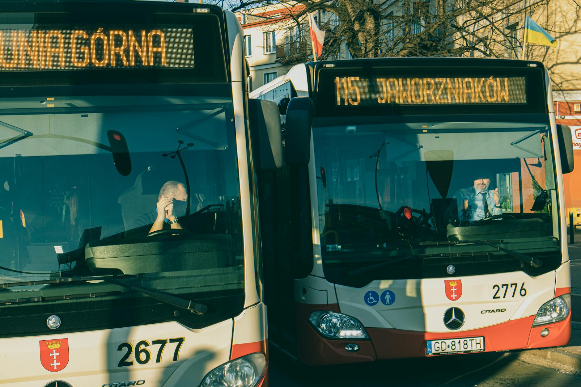 Ilustracja symbolizująca inwestycje w Gdańsku: nowoczesny tramwaj i zarys elektrowni gazowo-parowej