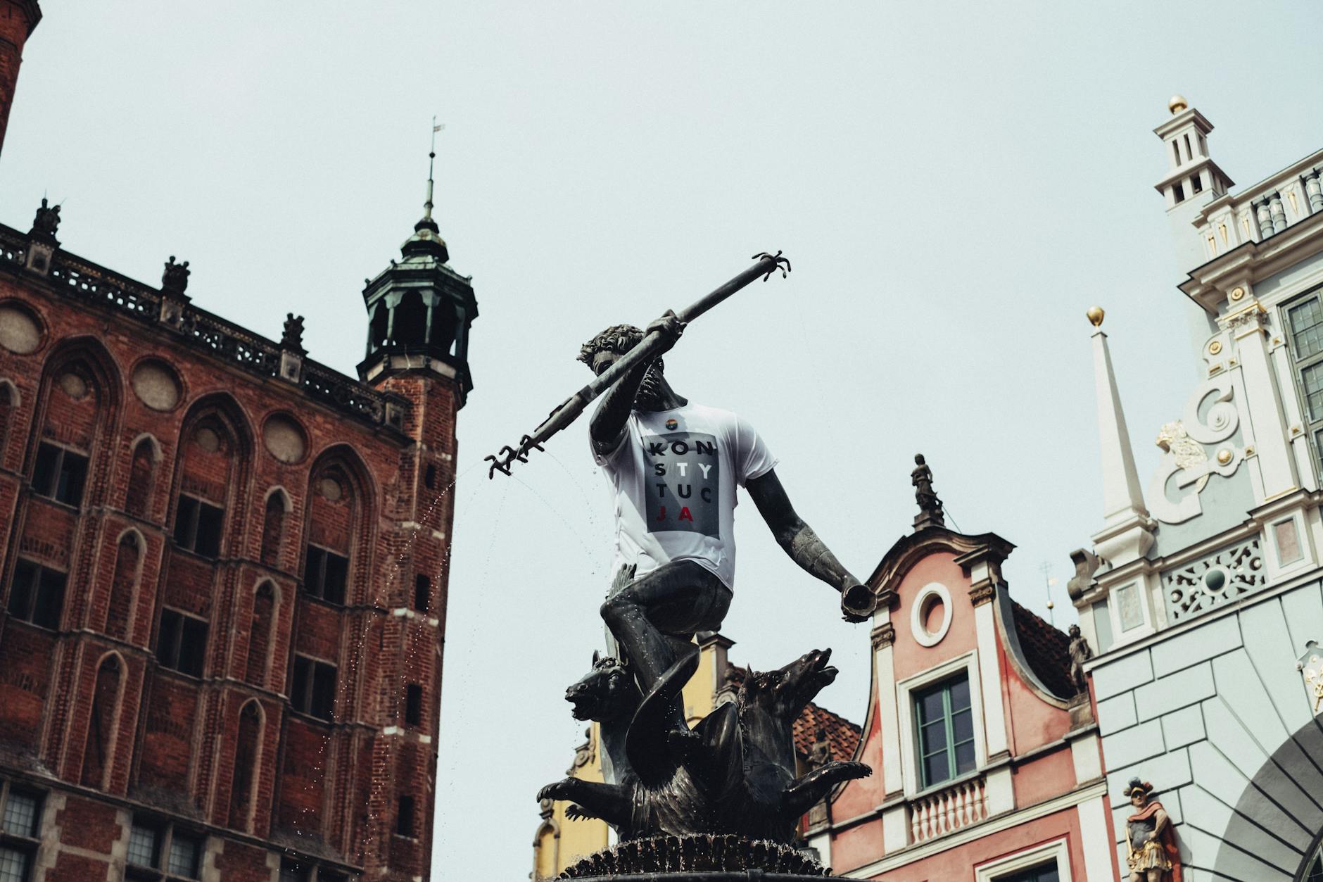 Młodzież na pokładzie żaglowca podczas rejsu edukacyjnego połączonego z nauką o kosmosie w Gdańsku.