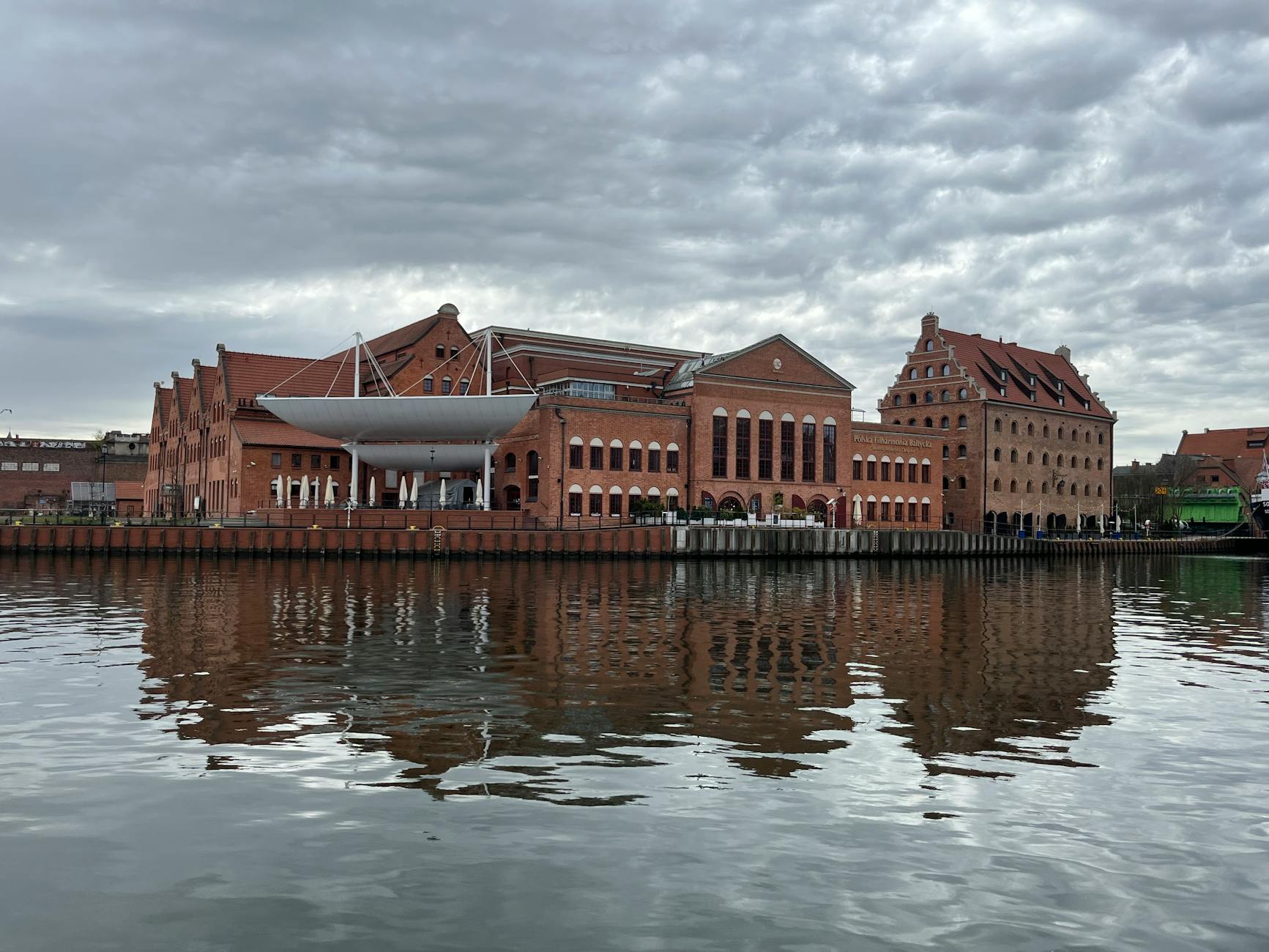 Piłkarze Lechii Gdańsk podczas meczu, przygotowujący się do kluczowego starcia o utrzymanie w lidze.